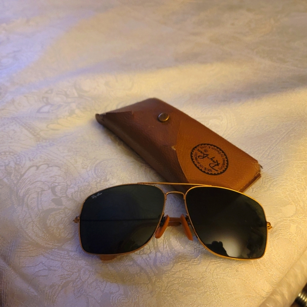 Collectible RayBan aviatior glasses. Excellent shape.